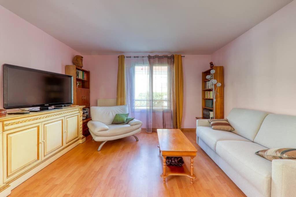 Amilly Park 6 Personnes 2 Chambres Pk Prive En Sous Sol Serris Exterior foto
